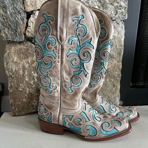 Women’s cowgirl boots size 10. Never worn expect for one time.
